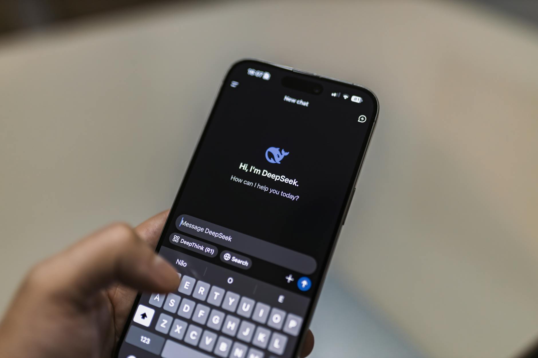 Smartphone doté d'une interface de chatbot IA. Parfait pour les thèmes technologiques et les discussions sur l'IA. — Agent IA