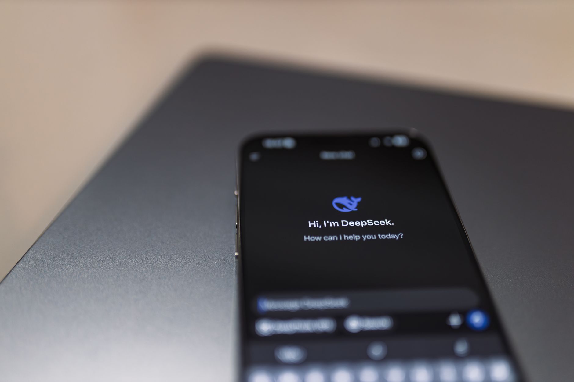 Gros plan d'un smartphone avec une interface d'assistant IA sur l'écran d'un ordinateur portable. — agent IA qualification leads