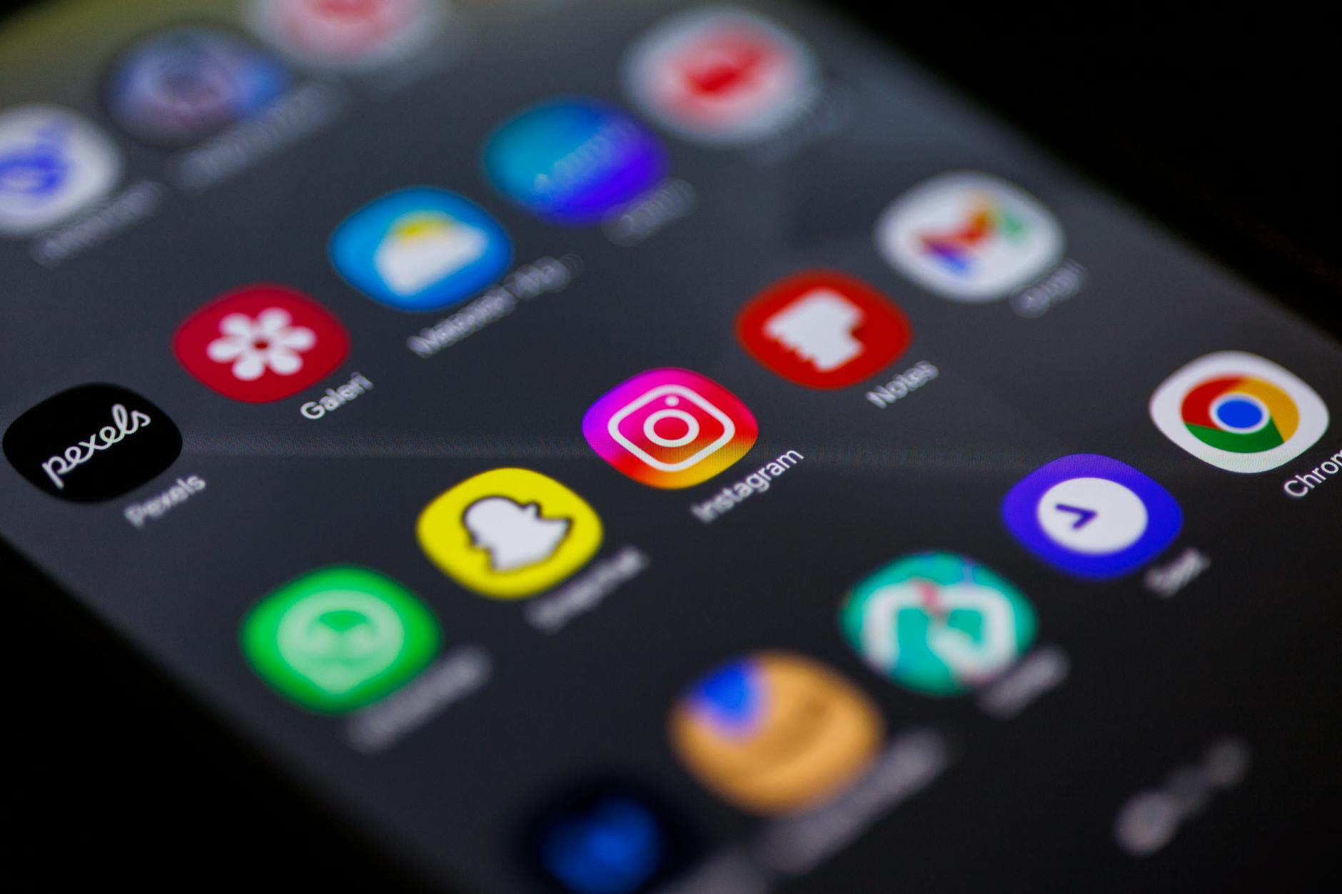 Vue rapprochée de l'écran d'accueil du smartphone avec des applications populaires comme Instagram, Snapchat et Chrome. — automatiser publication instagram