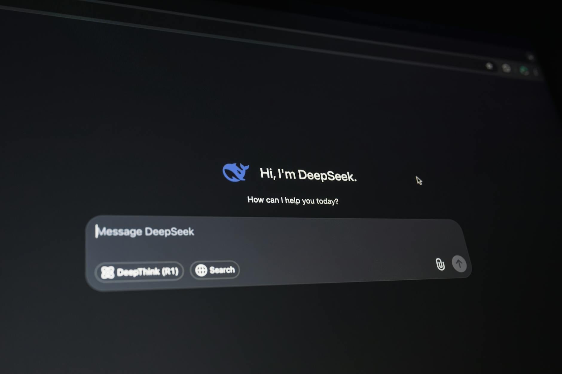 Gros plan d'une interface d'assistant numérique sur un écran sombre, présentant la communication de la technologie de l'IA. — créer un agent IA sans code