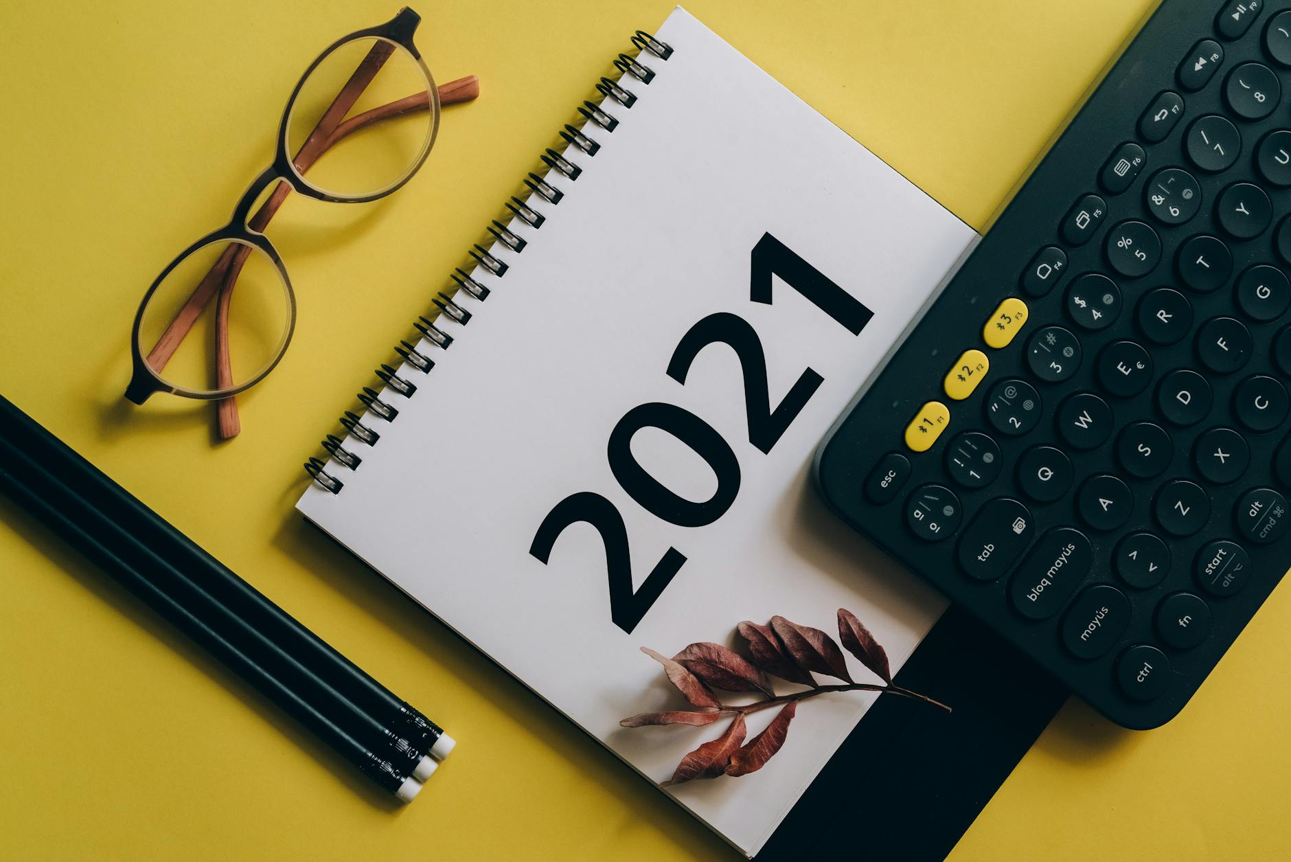 Stylo Clic Noir Et Argent Sur Ordinateur Portable Blanc — calendrier éditorial réseaux sociaux
