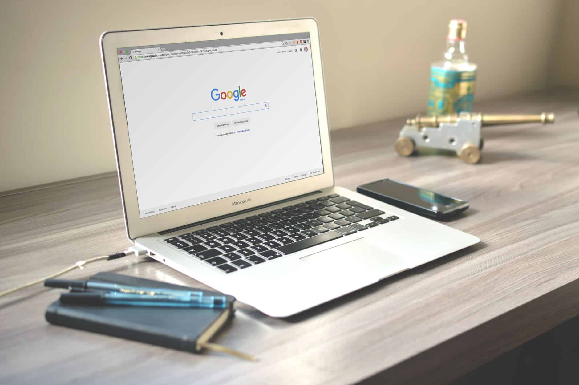 Macbook Air Sur Table En Bois Gris — intention de recherche SEO