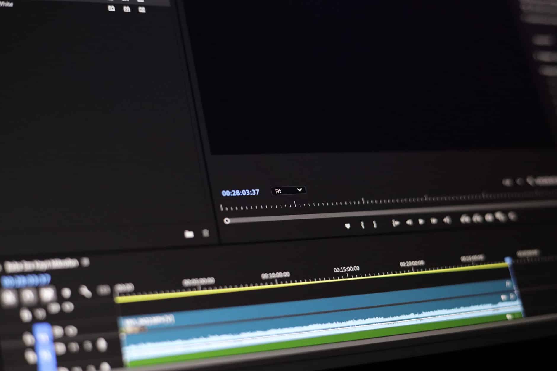 Gros plan de l'interface d'un logiciel de montage vidéo montrant la chronologie et les commandes. — logiciel location longue durée