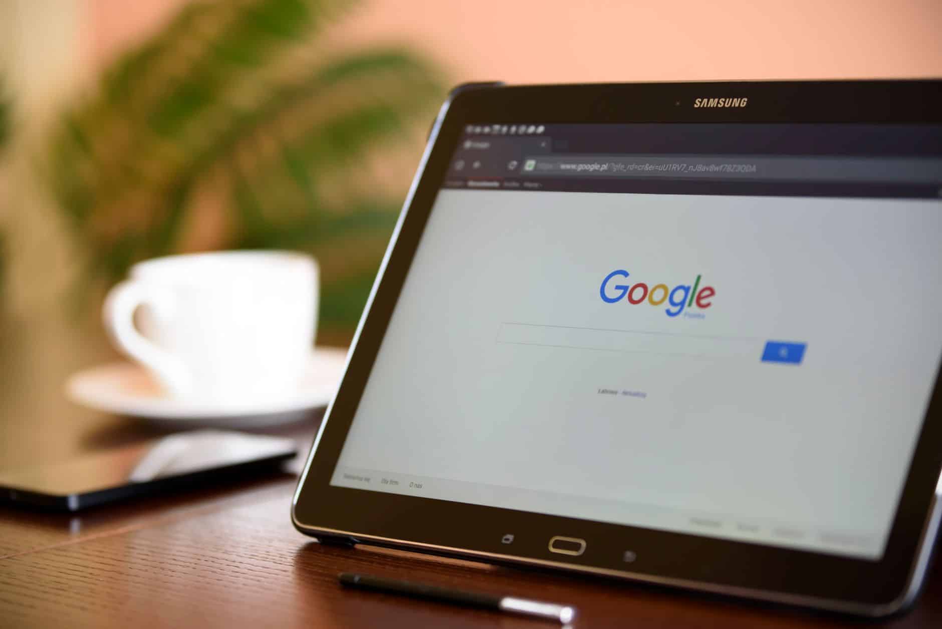 Tablette Samsung Noire Sur La Page Google — rédacteur SEO